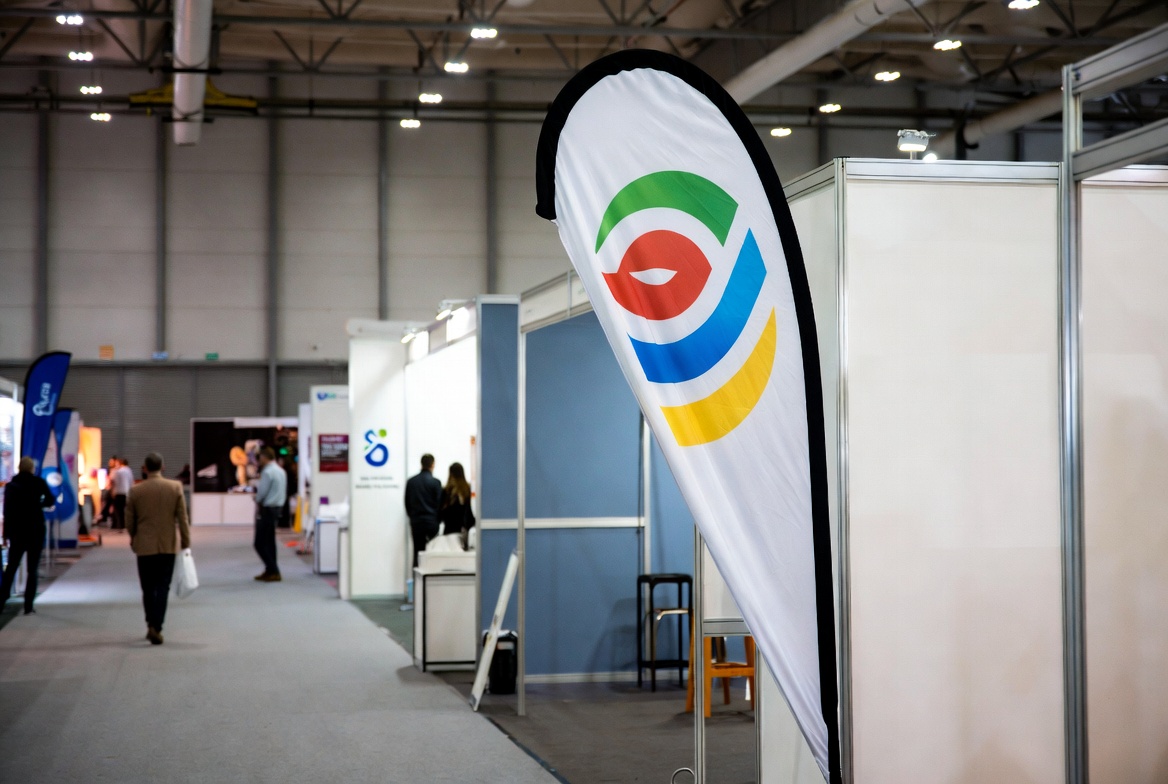 Pour commander un drapeau publicitaire, ça se passe sur rollup-corner.com.