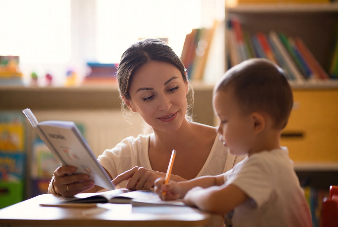 Orthophoniste aidant un enfant à lire et écrire