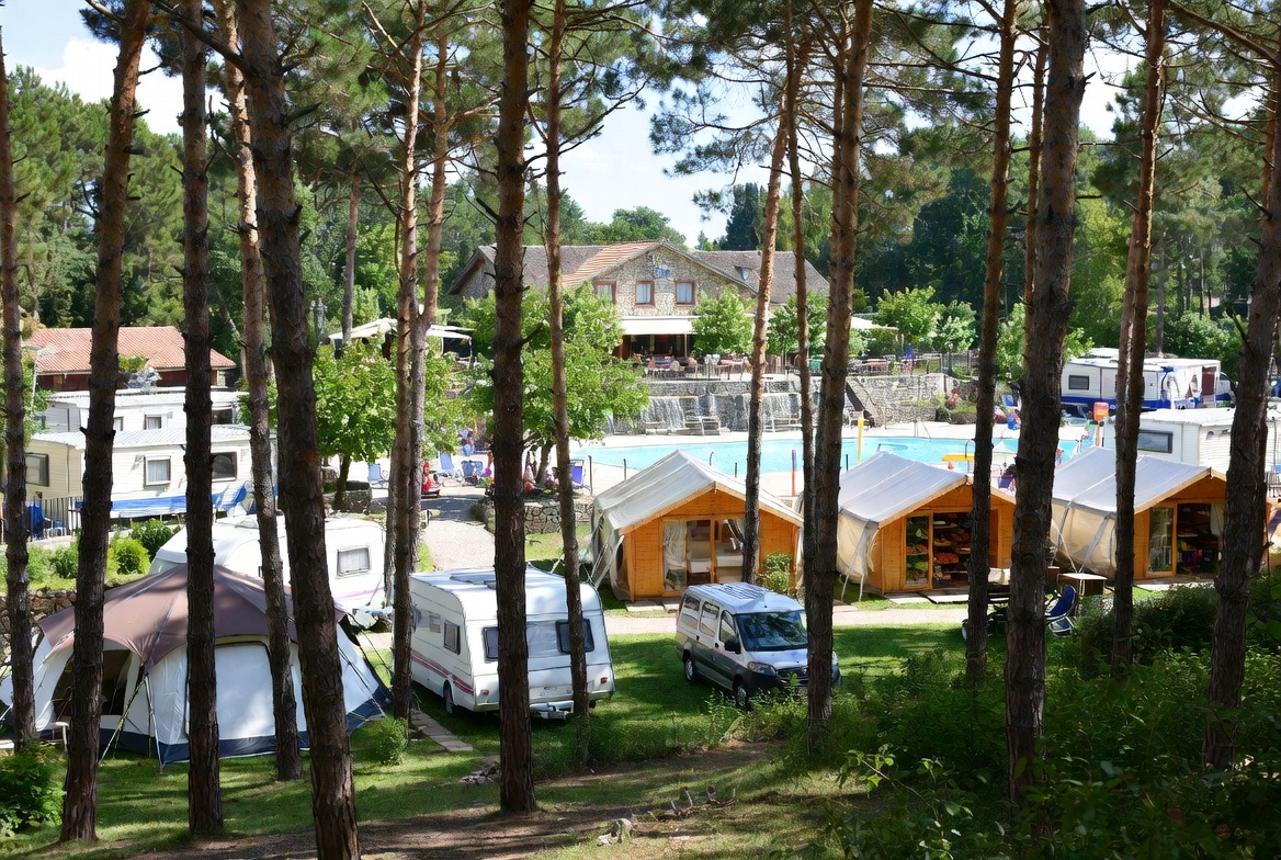 Vous cherchez un camping dans le Var avec piscine chauffée ? Le camping Le Parc va vous plaire !