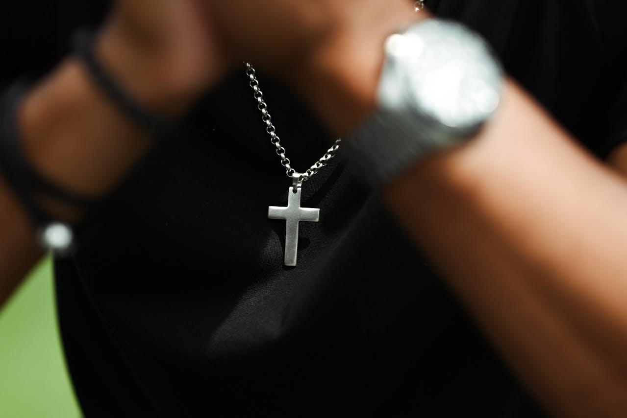 Les croix en or jaune ou blanc de Sanctis…