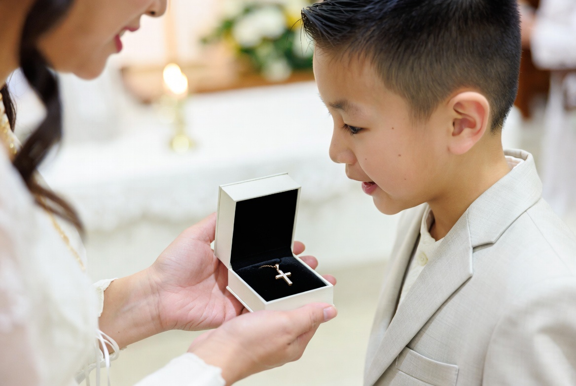 La croix, un bijou fétiche pour la communion des enfants